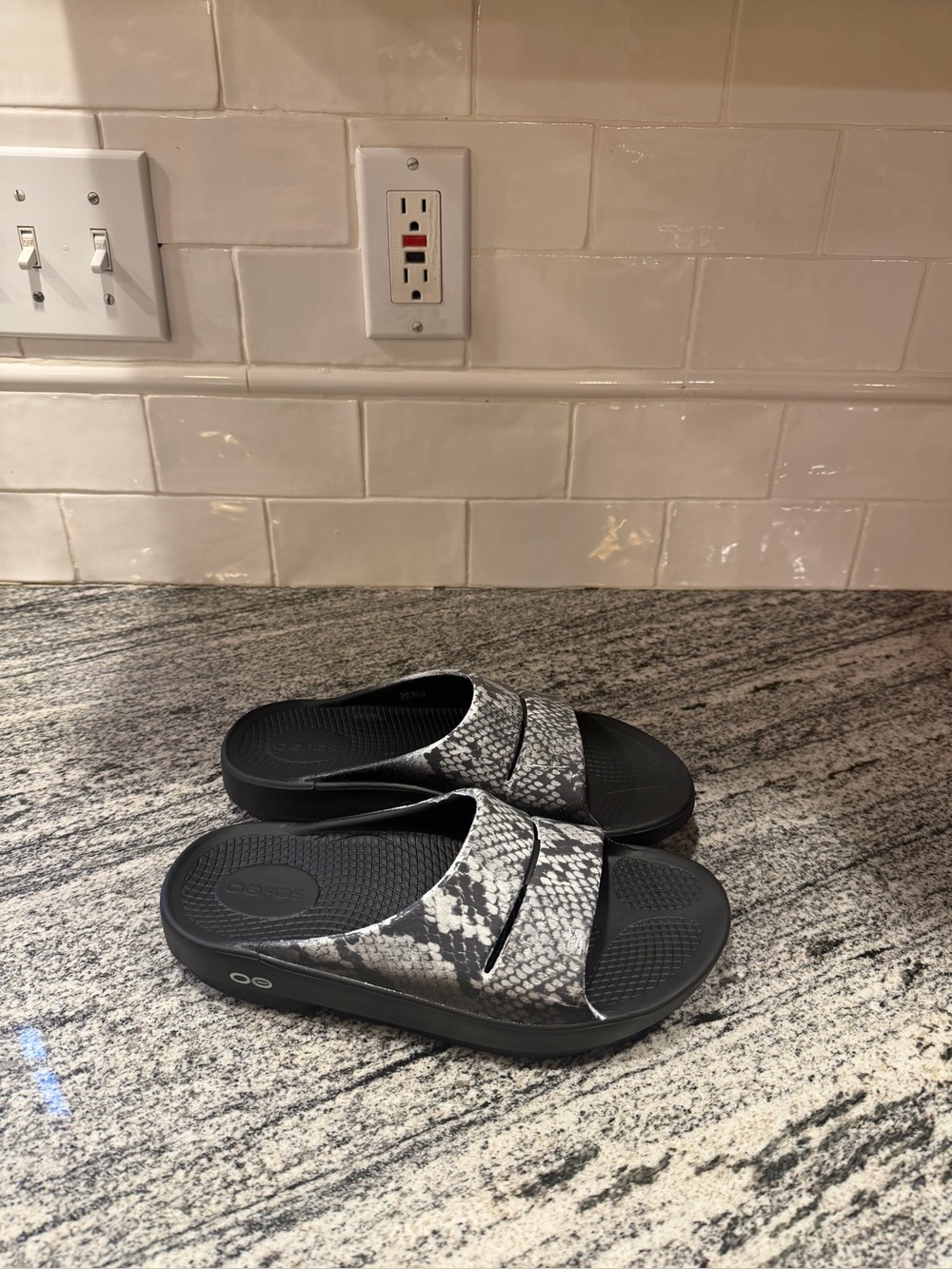 Women's  Oofos OOahh Snake Skin Luxe Slide Sandals Size 7